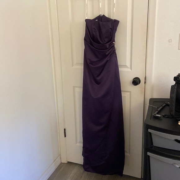 David’s Bridal strapless silky dress with broach - Picture 3 of 9